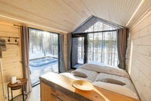 霍萨Hossaville Luxe Lake Cabin的一间小卧室,配有床和大窗户