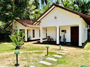 安帕赖Charitha Rest的一栋前面有绿色球体的房子