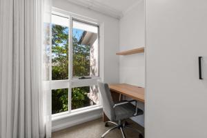 un bureau avec un bureau et une chaise à côté d'une fenêtre dans l'établissement Stylish 2-Bed Townhouse in Leafy Hyde Park, à Unley