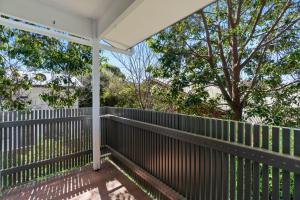 une véranda avec une clôture et un arbre dans l'établissement Stylish 2-Bed Townhouse in Leafy Hyde Park, à Unley 7 autres photos