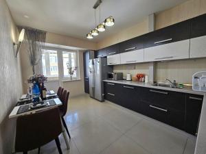 Η κουζίνα ή μικρή κουζίνα στο Bright-Spacious Apartment New Building, Near Center, 3 Parks