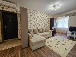 Μια τηλεόραση ή/και κέντρο ψυχαγωγίας στο Bright-Spacious Apartment New Building, Near Center, 3 Parks