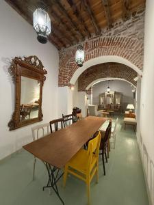 Ruang duduk di 1860 Rum Evleri