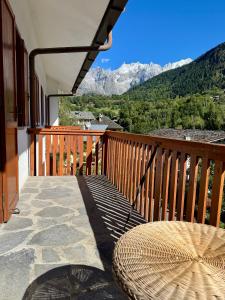 a balcony with a table and a view of mountains at Nido Alpino - Vista Montagne e Relax Terme a 150m in Pré-Saint-Didier +24 photos