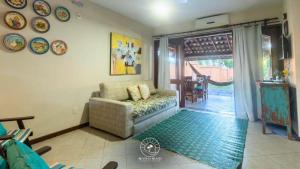 un soggiorno con divano e porta aperta di Casa na Praia de Mucugê - Arraial D'ajuda - Bahia - 40m da praia - Ar condicionado - vaga de estacionamento - Wifi a Arraial d'Ajuda Altre 28 foto