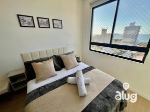 a bedroom with a large bed with a window at S801T2 Beto Carrero - Vista Mar - Games e Chopeira in Penha +69 photos