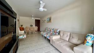 a living room with a couch and a table at Fragata Beach House - A duas quadras do Mar in Guaratuba
