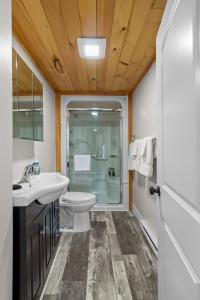 Koupelna v ubytování Signal Hill Getaway 2br Parking + 28 fotografií