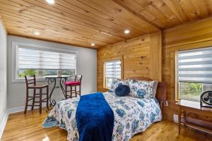 Postel nebo postele na pokoji v ubytování Signal Hill Getaway 2br Parking