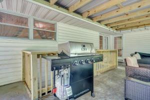 Η κουζίνα ή μικρή κουζίνα στο Spacious 3BR home in convenient location