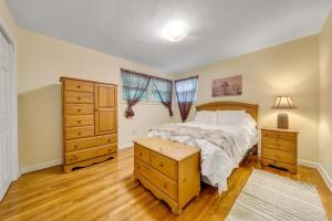 Ένα ή περισσότερα κρεβάτια σε δωμάτιο στο Spacious 3BR home in convenient location