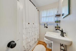 Ένα μπάνιο στο Spacious 3BR home in convenient location +38 φωτογραφίες