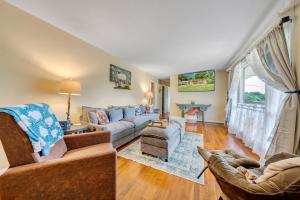 Χώρος καθιστικού στο Spacious 3BR home in convenient location