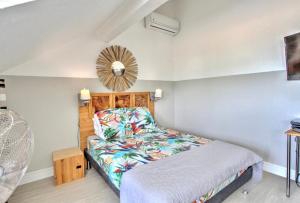 a bedroom with a bed and a mirror on the wall at Studio Sable Cannelle in Le Gosier