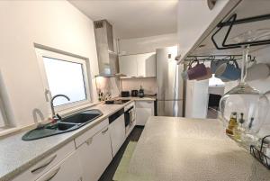 Η κουζίνα ή μικρή κουζίνα στο Stadtmitte Apartment im historischen Viertel -100qm Wohnfläche & 30qm Dachterrasse +10 φωτογραφίες