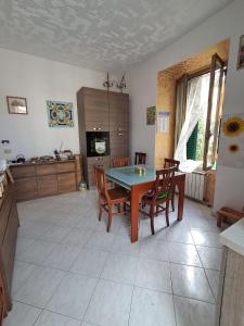 a kitchen with a table and chairs in a room at la gatta bianca in Marino +31 photos