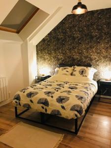 Un dormitorio con una cama grande con una pared. en Luxury home So'Home, en Estrasburgo