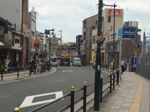 une rue urbaine animée avec des voitures sur la route dans l'établissement Guesthouse Siam, à Osaka