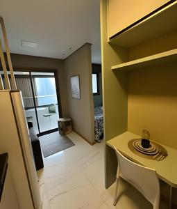 a room with a table and chairs and a kitchen at Para quem deseja conforto e bem estar in Salvador