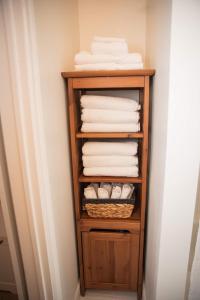 a shelf with towels and towels in a closet at Victoria House Signal Hill King Bbq in St. John's +45 photos