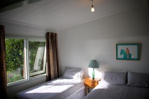 מיטה או מיטות בחדר ב-Kahukura