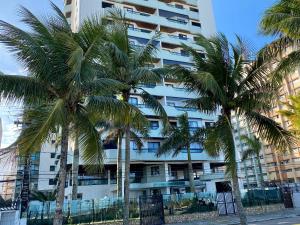 dos palmeras frente a un edificio en Edifício Saint Domingos, en Samaritá