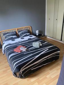 Postel nebo postele na pokoji v ubytování Au cœur du centre ville avec parking privé balcon et wifi