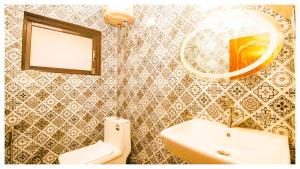 Ένα μπάνιο στο The !Comfortable! Darjeeling Mountain View Room +17 φωτογραφίες