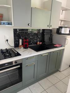 Kuchyň nebo kuchyňský kout v ubytování Au cœur du centre ville avec parking privé balcon et wifi + 11 fotografií