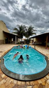 a group of people swimming in a swimming pool at VIP eventos in Juazeiro do Norte