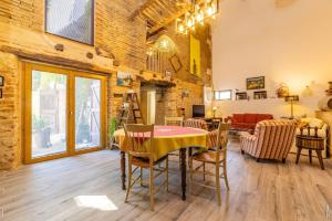 una sala de estar con una mesa y sillas en Duplex des Vignes - Nature - Montans, en Montans