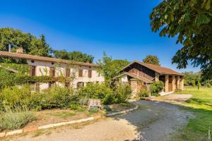 una casa vieja con un camino delante de ella en Duplex des Vignes - Nature - Montans, en Montans