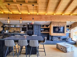 Un lugar para sentarse en Chalet K Jacuzzi et vue