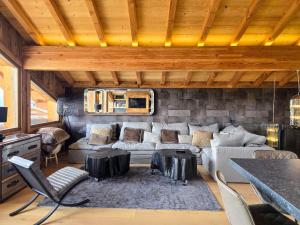 Un lugar para sentarse en Chalet K Jacuzzi et vue