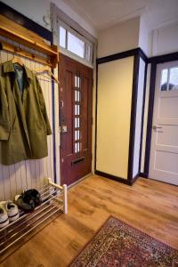 een kamer met een deur en een jas die aan een rek hangt bij Olympic's Little Palace in Amsterdam