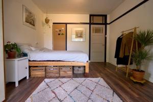 een slaapkamer met een bed en een ladekast erin bij Olympic's Little Palace in Amsterdam