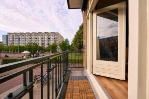 een balkon met een deur en uitzicht op een gebouw bij Olympic's Little Palace in Amsterdam +16 foto's