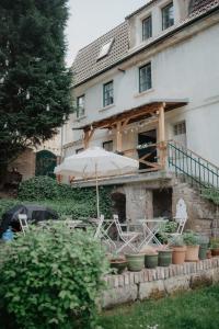 an umbrella and chairs in front of a building at Sebuzínka in Ústí nad Labem