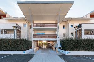 an external view of a building with a staircase at Appartement - Terrasses De L'Océan in Moliets-et-Maa