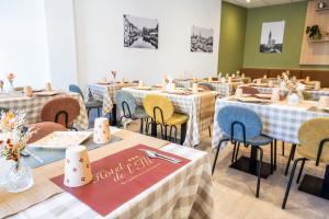 Un comedor lleno de mesas y sillas en Hôtel De L'Ill, en Estrasburgo 65 fotos más