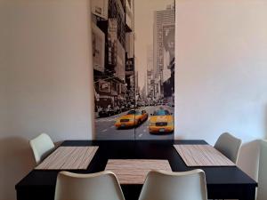 ein Esszimmer mit einem Tisch und zwei gelben Taxis in der Unterkunft Lugano Centro Terrazza by Quokka 360 - In Lugano Center with parking in Lugano