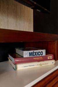 Knihovna v apartmánu