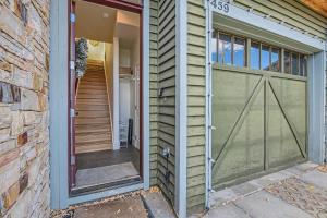 eine grüne Garagentür an einem Haus in der Unterkunft Old Town Ski-inout Hot Tub Walk To Main St in Park City