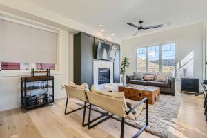 ein Wohnzimmer mit Sofa und Tisch in der Unterkunft Old Town Ski-inout Hot Tub Walk To Main St in Park City + 38 Fotos