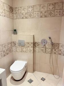 Ένα μπάνιο στο Nest & Rest Perissa