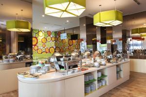 A restaurant or other place to eat at Zest Sukajadi Bandung by Swiss-Belhotel International
