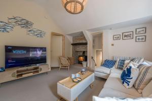 TV a/nebo společenská místnost v ubytování Penbryn-Bach