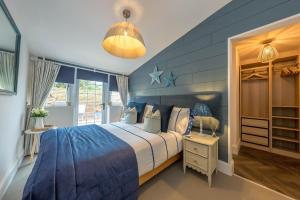 Postel nebo postele na pokoji v ubytování Penbryn-Bach