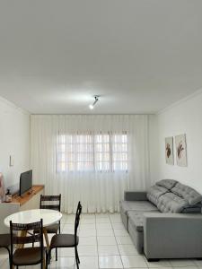 a living room with a couch and a table at Apartamento Central 2 quartos e 2 banheiros, perto shopping in Juazeiro