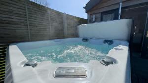 Πισίνα στο ή κοντά στο The Tummel Lodge with Hot Tub in Crieff